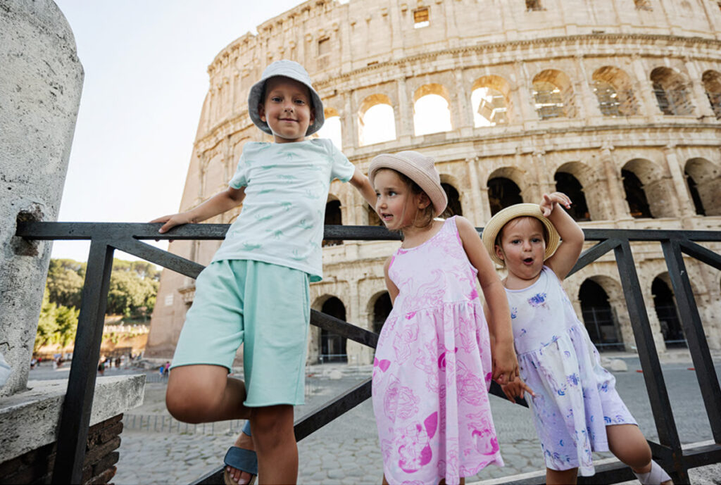International family with a young child in an urban setting in Rome, opening image for an article about vaccinations for people arriving from abroad.
