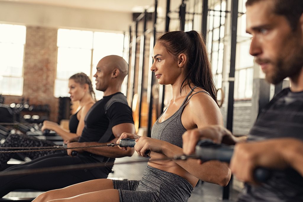 Persone che si allenano in palestra durante un'attività fitness, immagine rappresentativa del certificato medico per l'attività sportiva non agonistica in Italia.